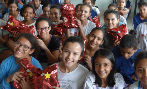 Les enfants reçoivent leurs cadeaux de Noël