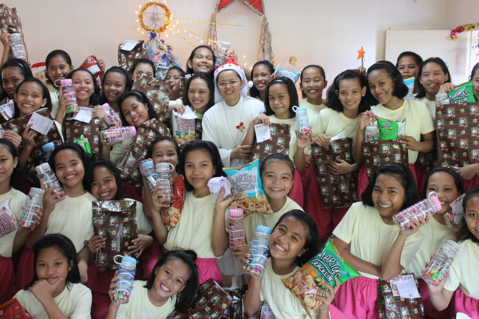 Ci-dessus : Nos étudiantes du Village Biga nous offrent leur plus beau sourire lors de cette belle fete de Noël !