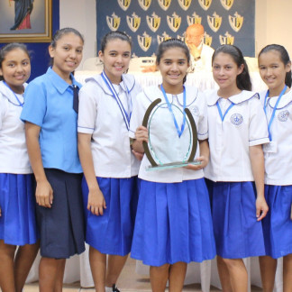 Des jeunes filles brillantes qui remportent tous les concours